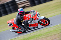 enduro-digital-images;event-digital-images;eventdigitalimages;mallory-park;mallory-park-photographs;mallory-park-trackday;mallory-park-trackday-photographs;no-limits-trackdays;peter-wileman-photography;racing-digital-images;trackday-digital-images;trackday-photos